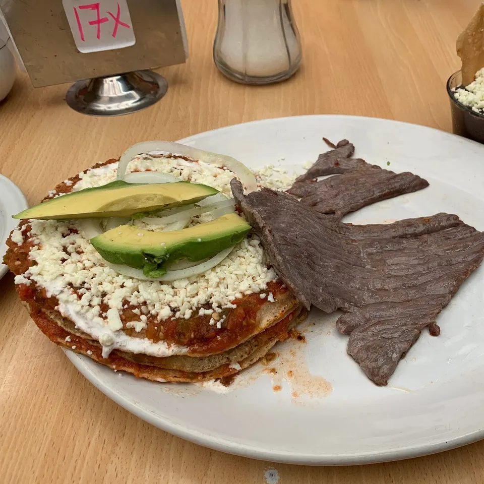 Cecina con enchiladas alteñas