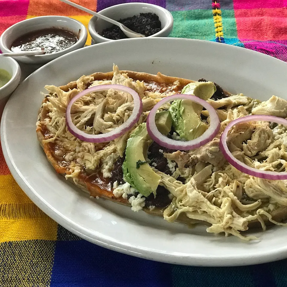 Huarache con pollo